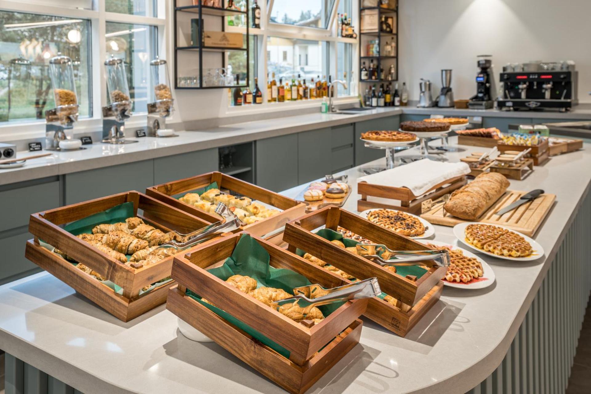 Hotel Hampton By Hilton Locarno Losone Exterior foto